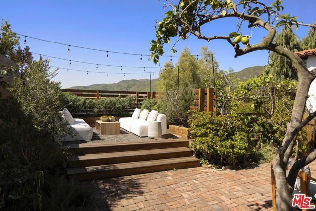 216 Notteargenta Road, Pacific Palisades (los Angeles), CA 90272