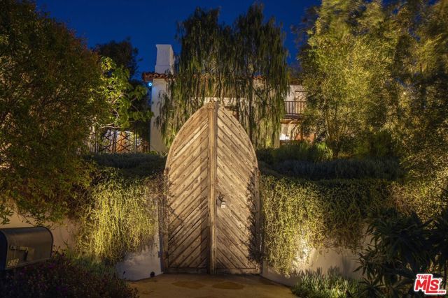 216 Notteargenta Road, Pacific Palisades (los Angeles), CA 90272