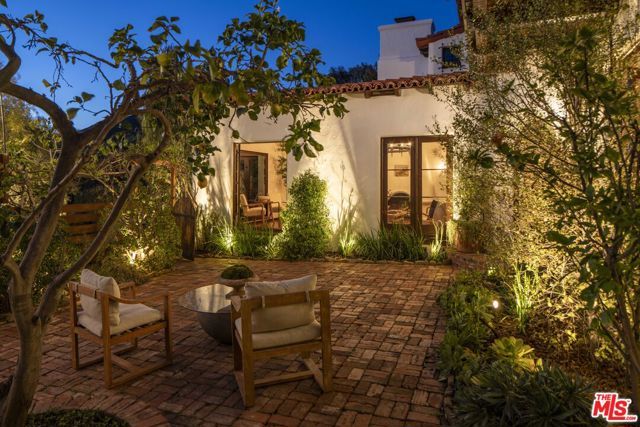 216 Notteargenta Road, Pacific Palisades (los Angeles), CA 90272