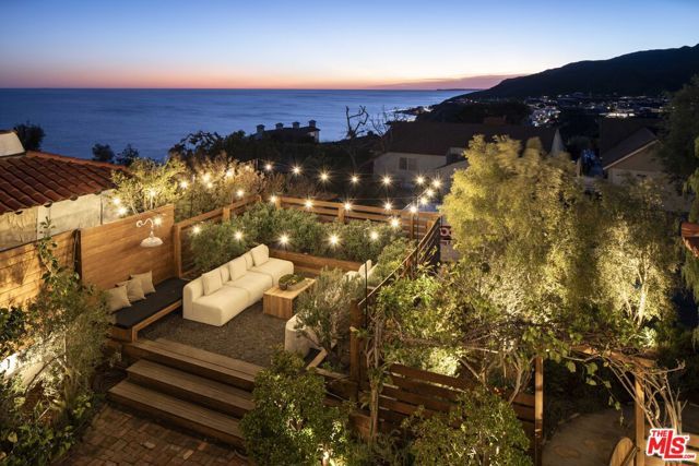 216 Notteargenta Road, Pacific Palisades (los Angeles), CA 90272