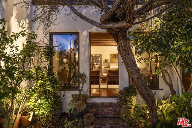 216 Notteargenta Road, Pacific Palisades (los Angeles), CA 90272