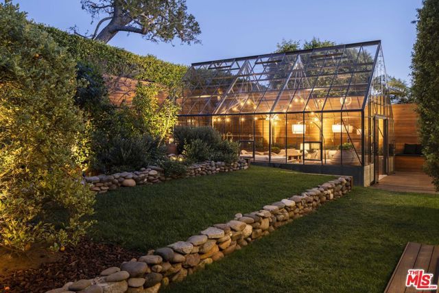 216 Notteargenta Road, Pacific Palisades (los Angeles), CA 90272