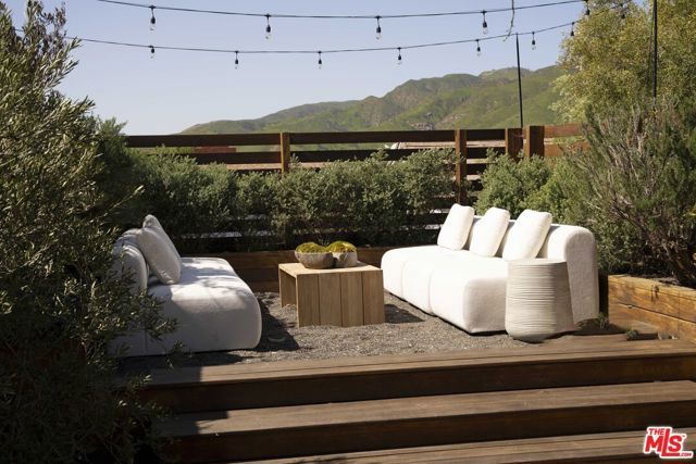 216 Notteargenta Road, Pacific Palisades (los Angeles), CA 90272