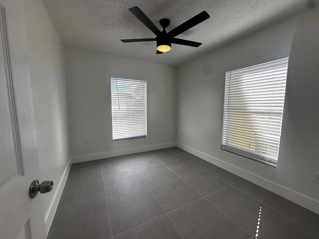 3874 7th Avenue N 3874, Palm Springs, FL 33461