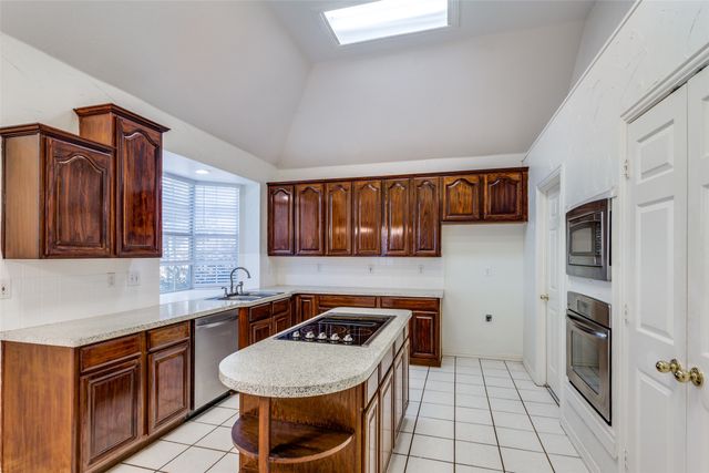2021 Broadleaf Drive, Arlington, TX 76001