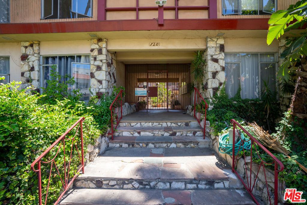 Image 9 of property listing at 720 S Plymouth Boulevard, Los Angeles, CA 90005