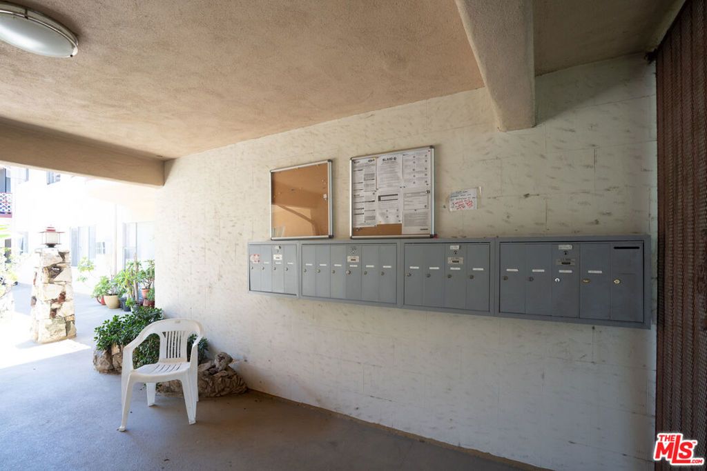 Image 10 of property listing at 720 S Plymouth Boulevard, Los Angeles, CA 90005