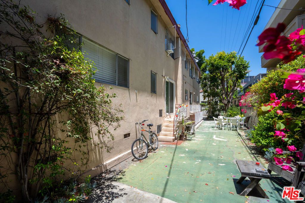 Image 18 of property listing at 720 S Plymouth Boulevard, Los Angeles, CA 90005