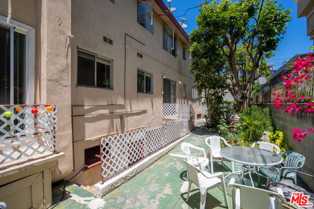 Image 19 of property listing at 720 S Plymouth Boulevard, Los Angeles, CA 90005