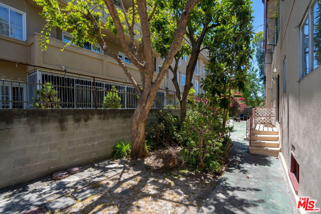 Image 21 of property listing at 720 S Plymouth Boulevard, Los Angeles, CA 90005