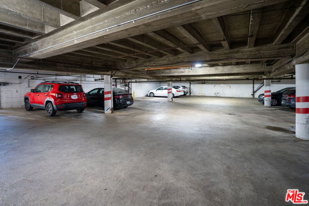 Image 24 of property listing at 720 S Plymouth Boulevard, Los Angeles, CA 90005