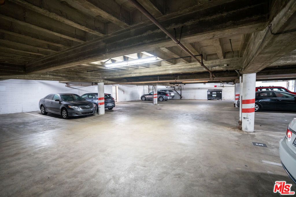 Image 26 of property listing at 720 S Plymouth Boulevard, Los Angeles, CA 90005