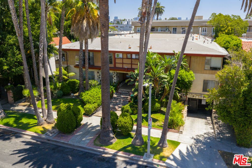 Image 4 of property listing at 720 S Plymouth Boulevard, Los Angeles, CA 90005