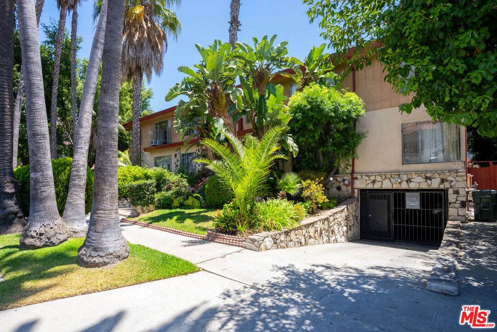 Image 7 of property listing at 720 S Plymouth Boulevard, Los Angeles, CA 90005