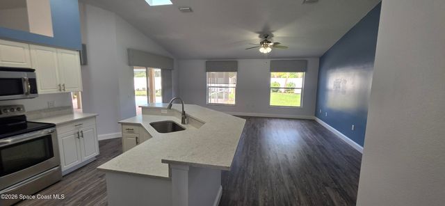 196 Nemo Circle NE, Melbourne, FL 32907