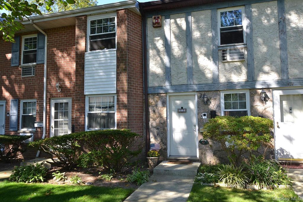 11 Glen Hollow Drive D15, Holtsville, NY 11742