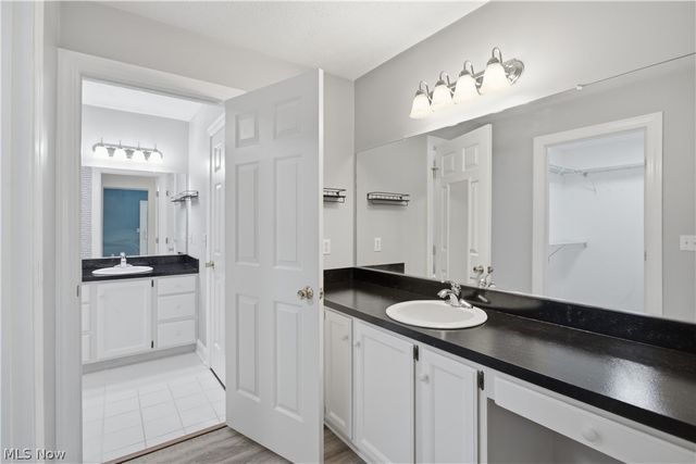 700 Hampton Circle 8, Aurora, OH 44202