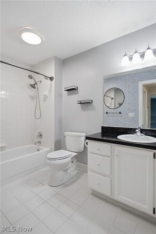 700 Hampton Circle 8, Aurora, OH 44202