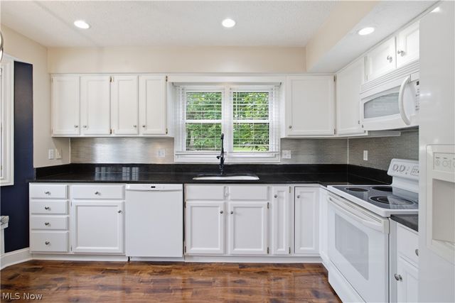 700 Hampton Circle 8, Aurora, OH 44202