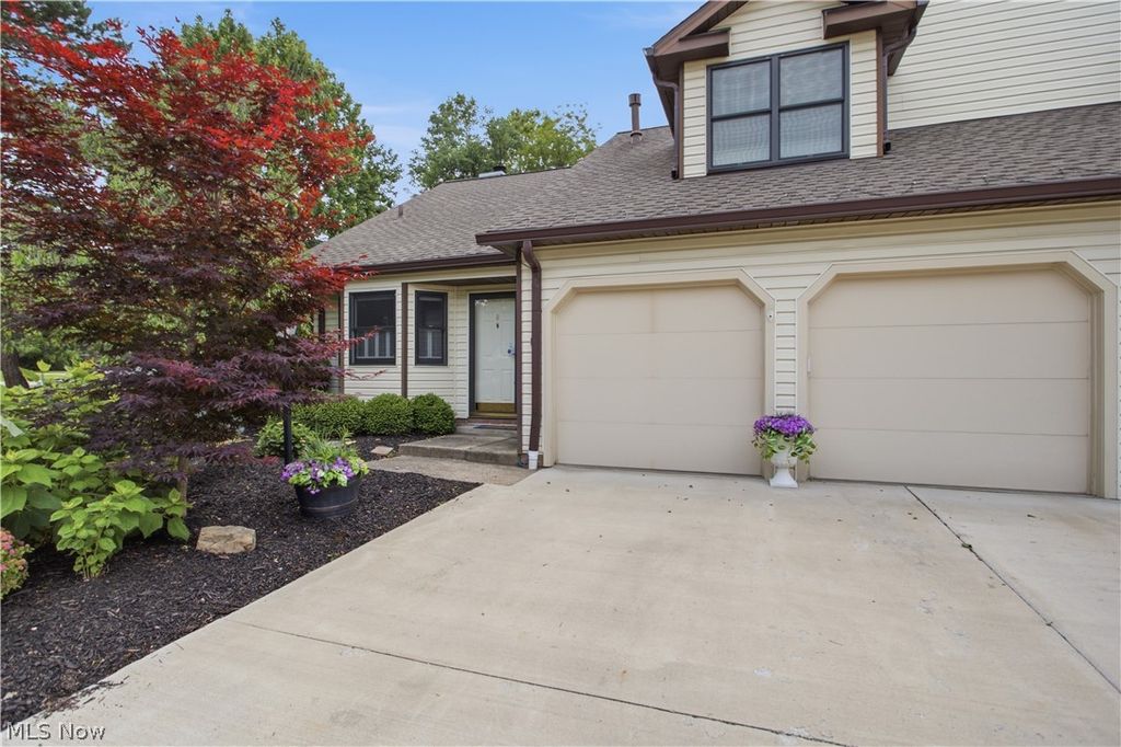 700 Hampton Circle 8, Aurora, OH 44202