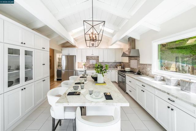 1006 Howard Hills Rd, Lafayette, CA 94549