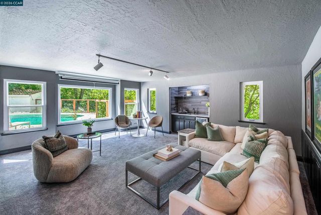 1006 Howard Hills Rd, Lafayette, CA 94549