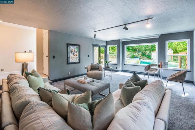 1006 Howard Hills Rd, Lafayette, CA 94549