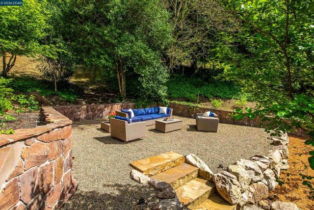 1006 Howard Hills Rd, Lafayette, CA 94549