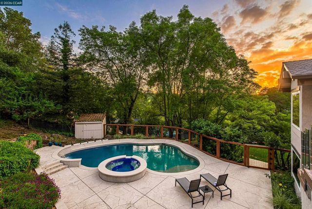 1006 Howard Hills Rd, Lafayette, CA 94549