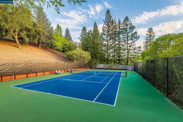 1006 Howard Hills Rd, Lafayette, CA 94549