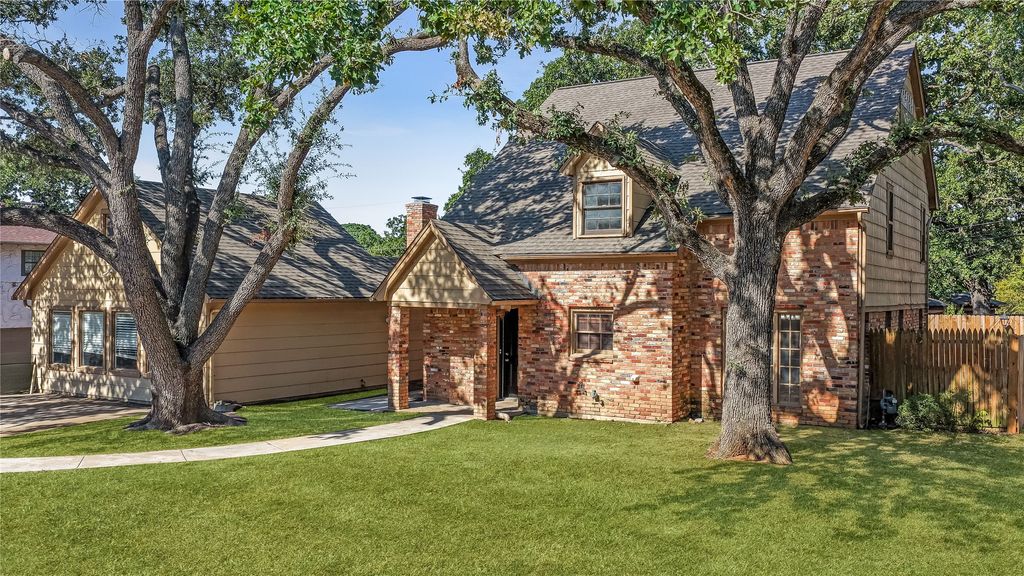 813 Chaparral Court, Bedford, TX 76022 — photo 2