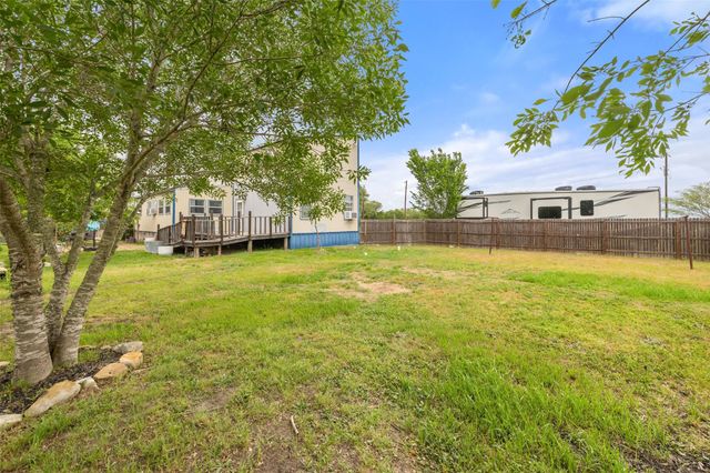 3210 County Rd 226, Giddings, TX 78942