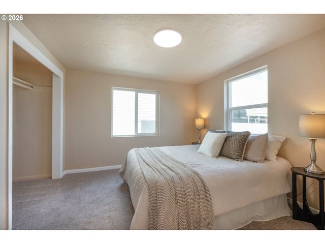 1070 BETHEL Dr, Eugene, OR 97402