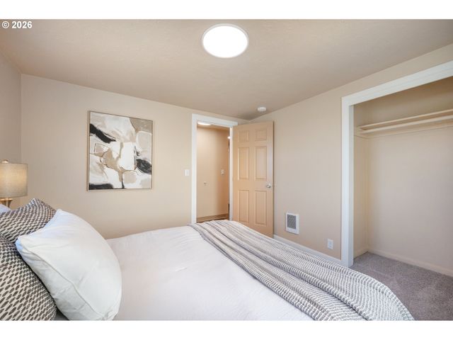 1070 BETHEL Dr, Eugene, OR 97402