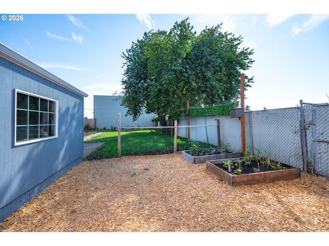 1070 BETHEL Dr, Eugene, OR 97402