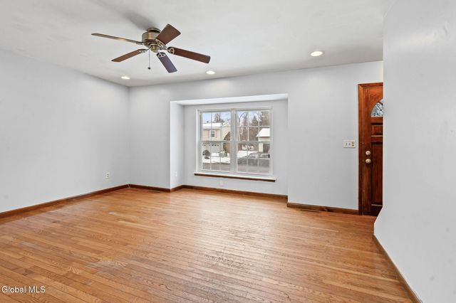 8 Allyson Court, Colonie, NY 12205