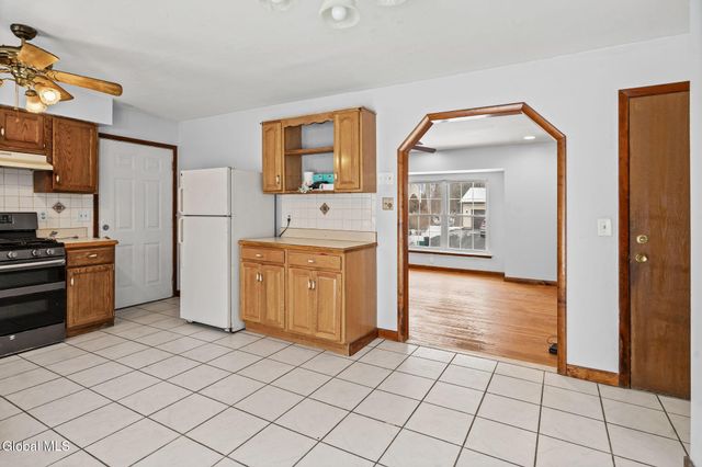 8 Allyson Court, Colonie, NY 12205