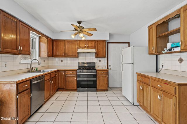 8 Allyson Court, Colonie, NY 12205