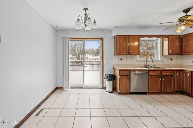 8 Allyson Court, Colonie, NY 12205