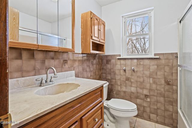 8 Allyson Court, Colonie, NY 12205