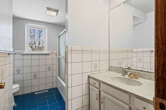 8 Allyson Court, Colonie, NY 12205