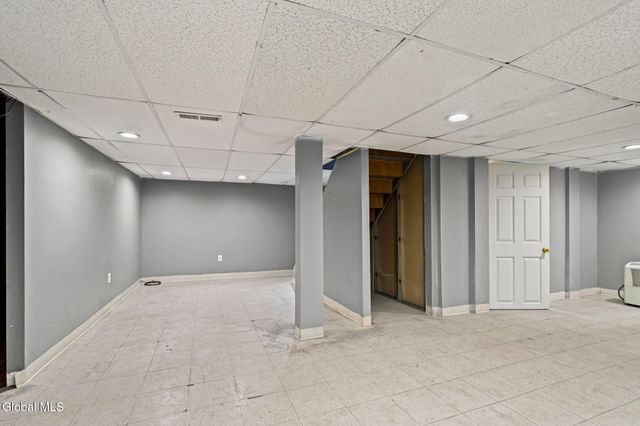 8 Allyson Court, Colonie, NY 12205