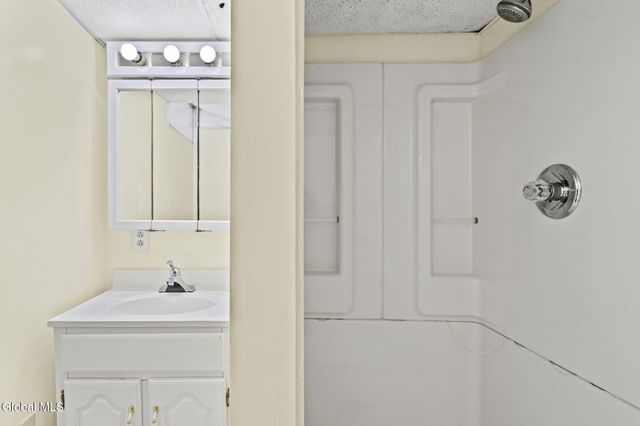 8 Allyson Court, Colonie, NY 12205