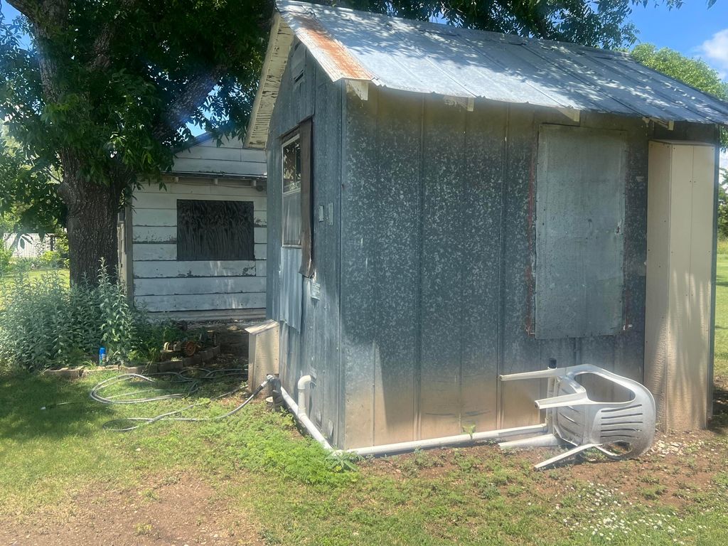 Image 12 of property listing at 604 Hall Street, Eldorado, TX 76936
