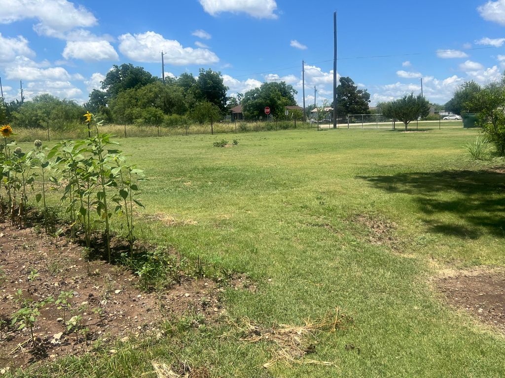 Image 15 of property listing at 604 Hall Street, Eldorado, TX 76936