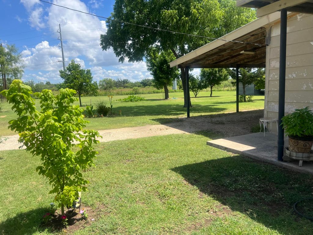 Image 16 of property listing at 604 Hall Street, Eldorado, TX 76936
