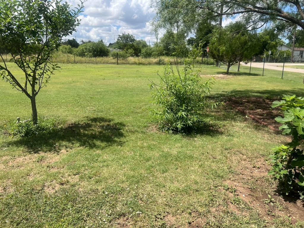 Image 17 of property listing at 604 Hall Street, Eldorado, TX 76936