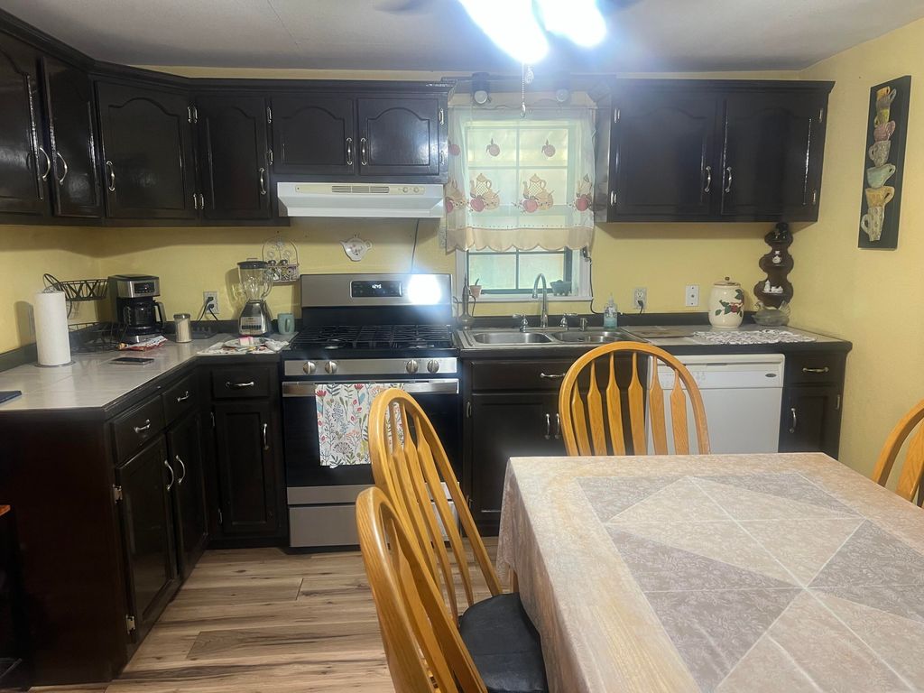 Image 5 of property listing at 604 Hall Street, Eldorado, TX 76936