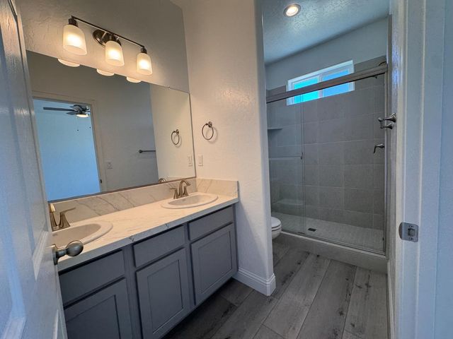 474 W Windsor Avenue, Clovis, CA 93612
