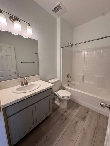 474 W Windsor Avenue, Clovis, CA 93612